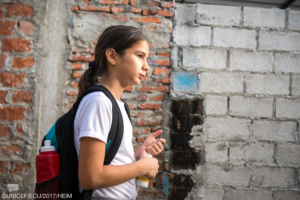 niña con mochila