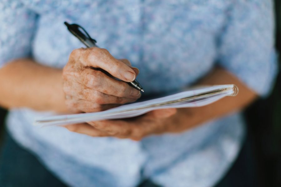 Imagen muestra manos de una persona escribiendo e ilustra al texto que reúne 3 ejes contra la privatización de la educación.