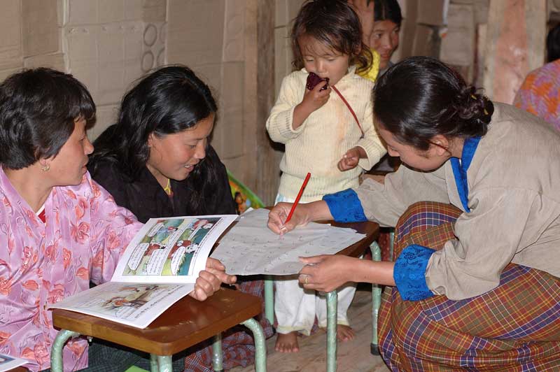 CLADE realiza formación con la membresía sobre la importáncia institucional de la perspectiva de género; Imagen de niñas en la escuela, en Mexico