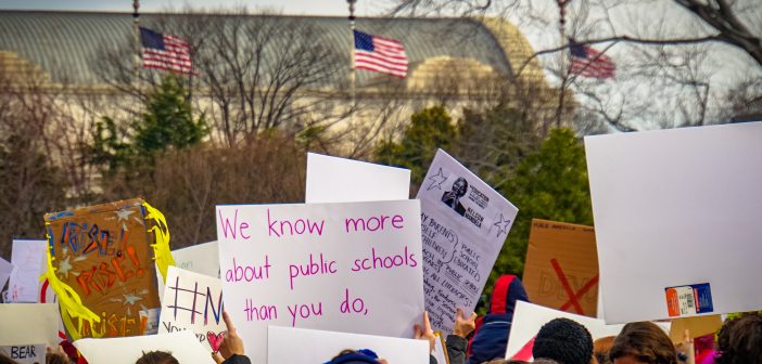 De acuerdo con el estudio, en los Estados Unidos, las escuelas privadas tienen poca o ninguna regulación, lo que permite que se enseñe prácticamente cualquier cosa, incluyendo contenidos que terminan beneficiando a las grandes corporaciones fuertemente involucradas en la financiación de la educación