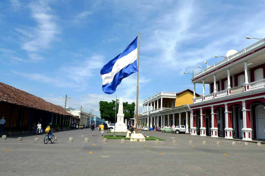 Foto de la Plaza de la Independencia de Granada, con la bandera de Nicaragua en el centro