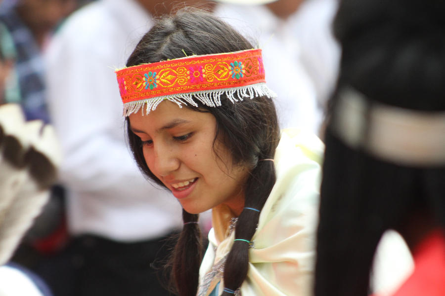 Niña indígena peruana con una venda en la cabeza