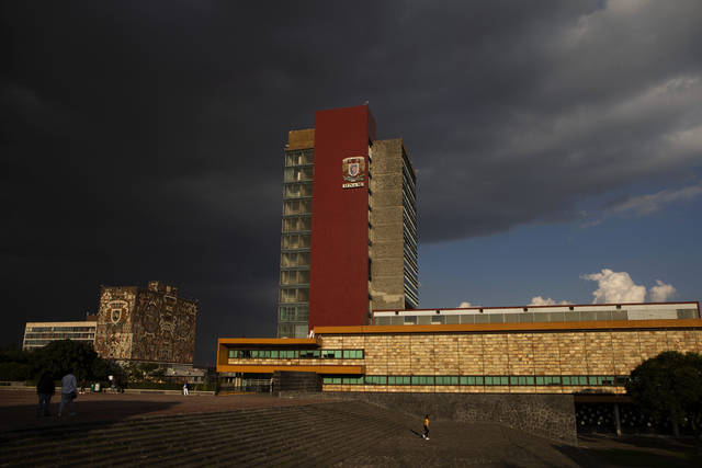Vista de la torre de Rectoría y de la Biblioteca Central de la UNAM.