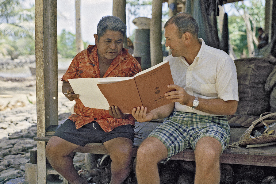Dos ancianos sentados en un porche, leyendo un libro