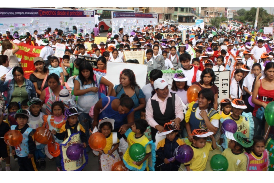 Niñas, niños, madres, padres, maestras y maestros abogan por el derecho de la primera infancia a una atención integral