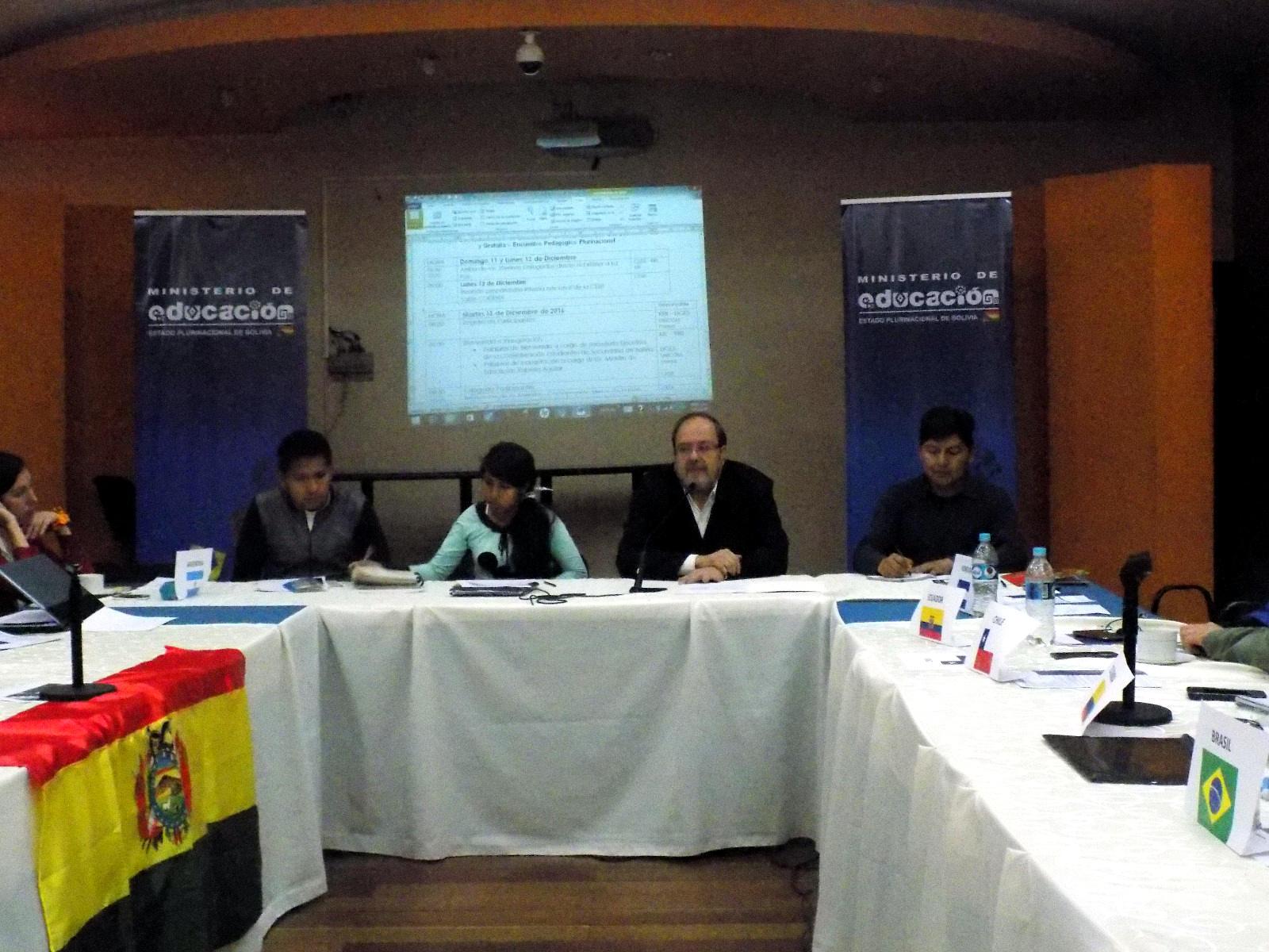 Mesa de debates con la bandera de Bolivia