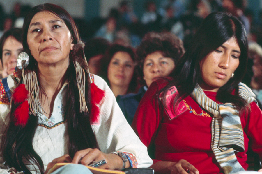 Dos mujeres indígenas en un aula.