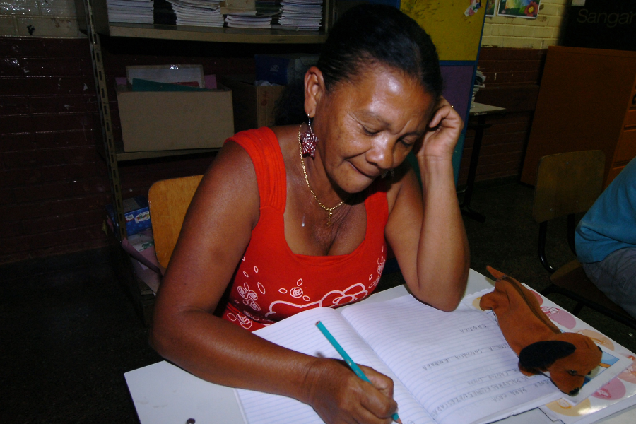 Mujer escribiendo en un cuaderno